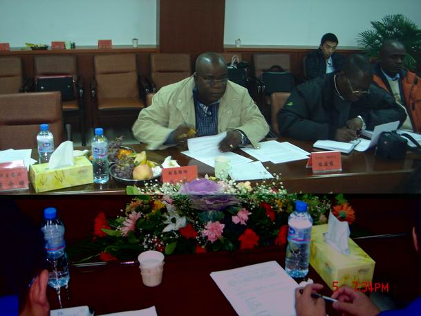 刚果代表在验收报告上签字